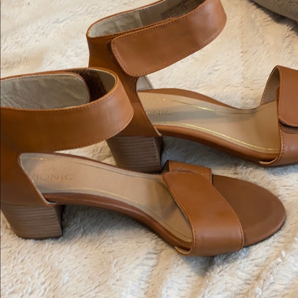 Vionic brown leather sandals with ankle strap